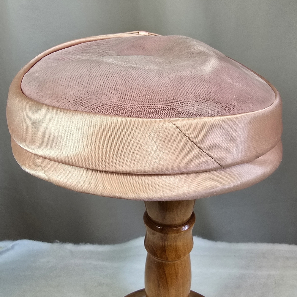 Vintage 1950s Pillbox Hat Velour with Satin Ribbon Trim & Bow - Picture 5 of 8
